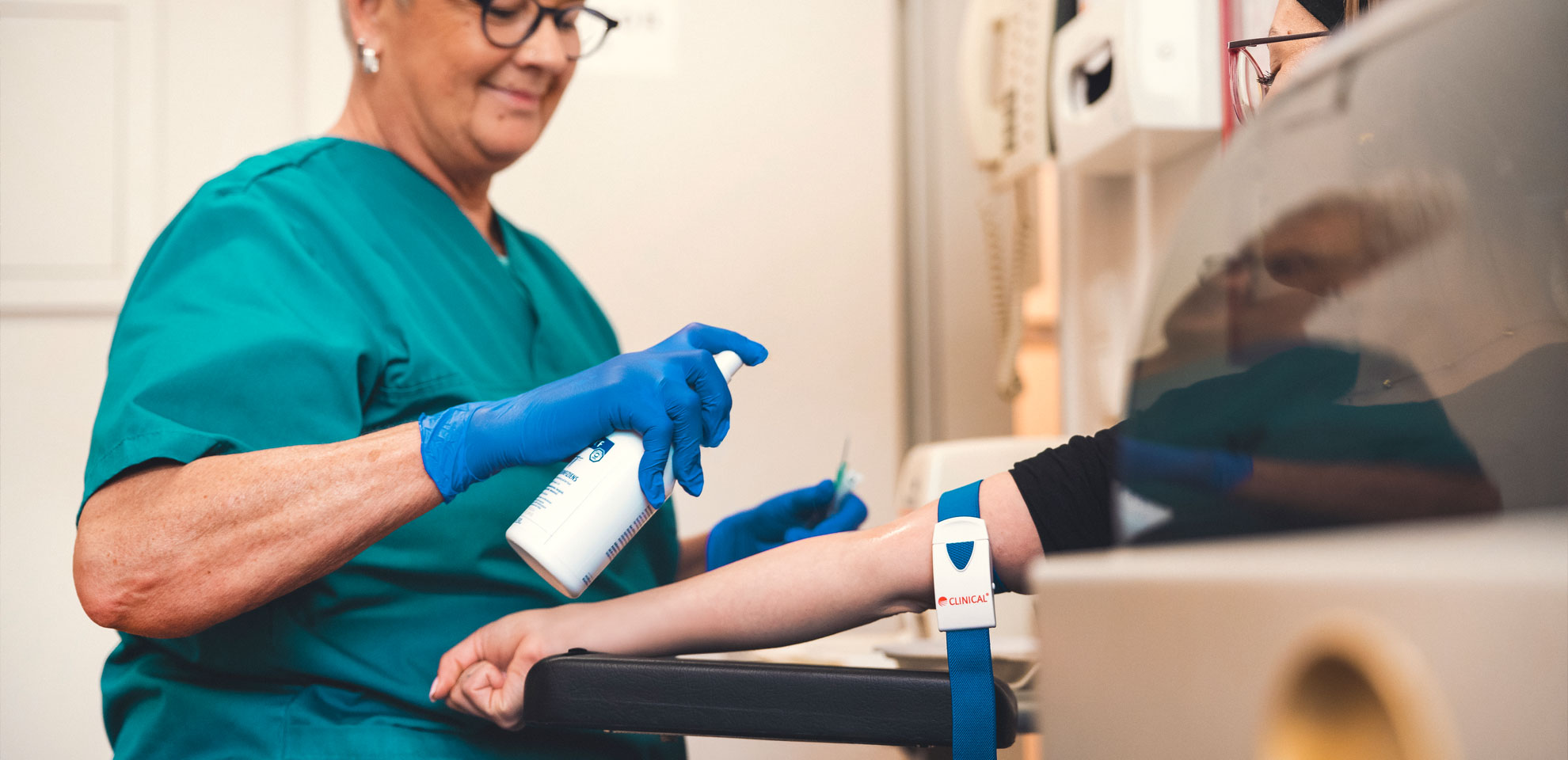 Barbara Van de Lücht-Sieger bereitet eine Blutabnahme bei einer Patientin vor – Nephrologie Essen-Rüttenscheid