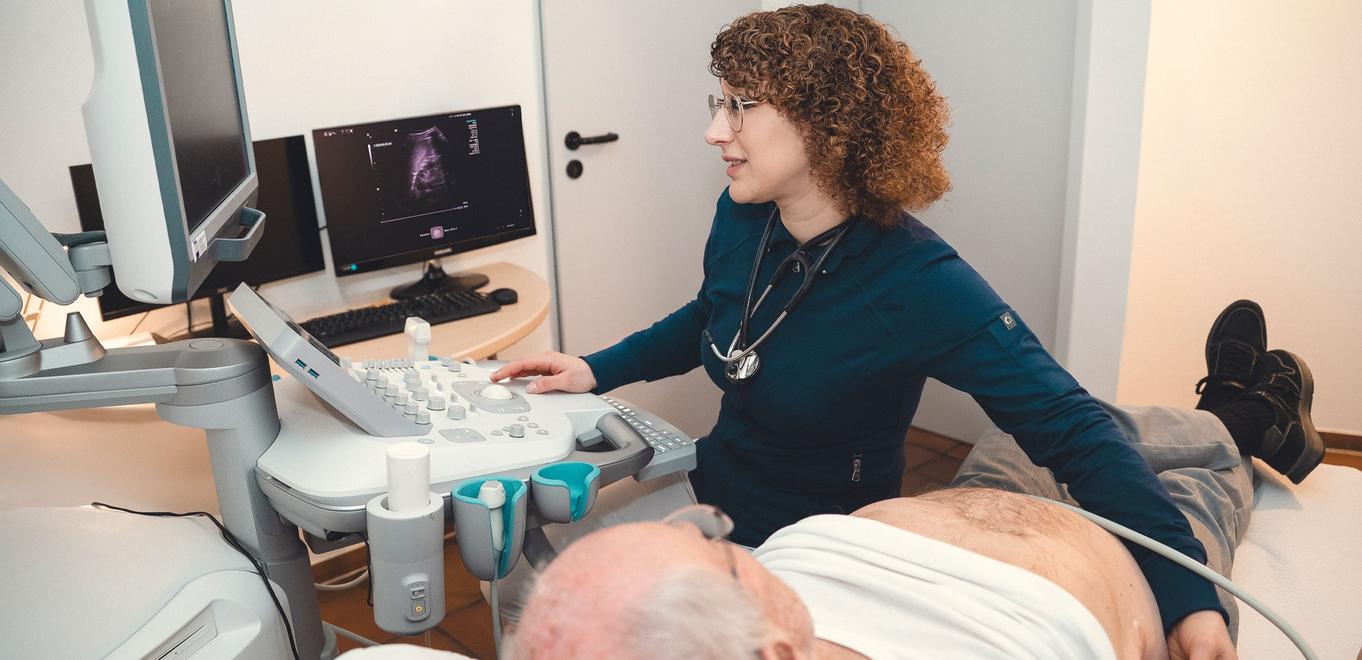 Dr. Saskia Amlaz führt eine Nierensonografie bei einem Patienten durch – Nephrologie Essen-Rüttenscheid